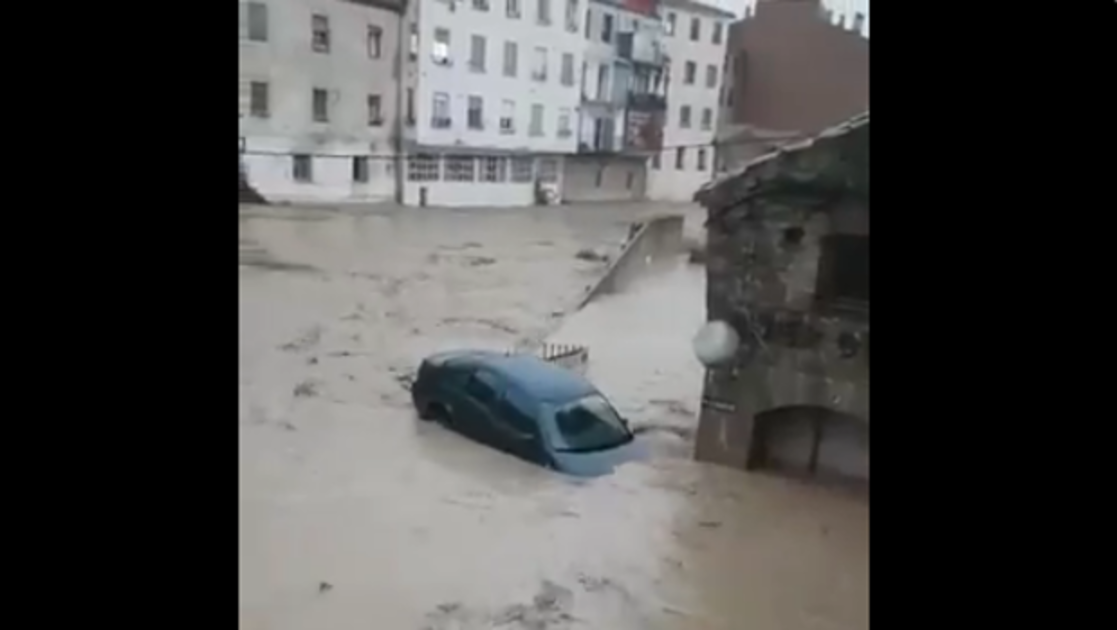 Un coche es arrastrado por la corriente en Tafalla