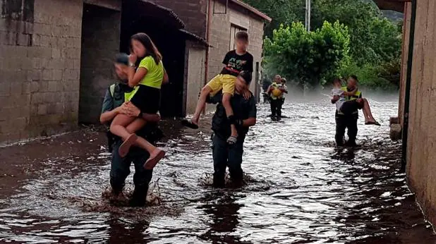 Caos en la comarca de Monterrei por fuertes lluvias y granizo