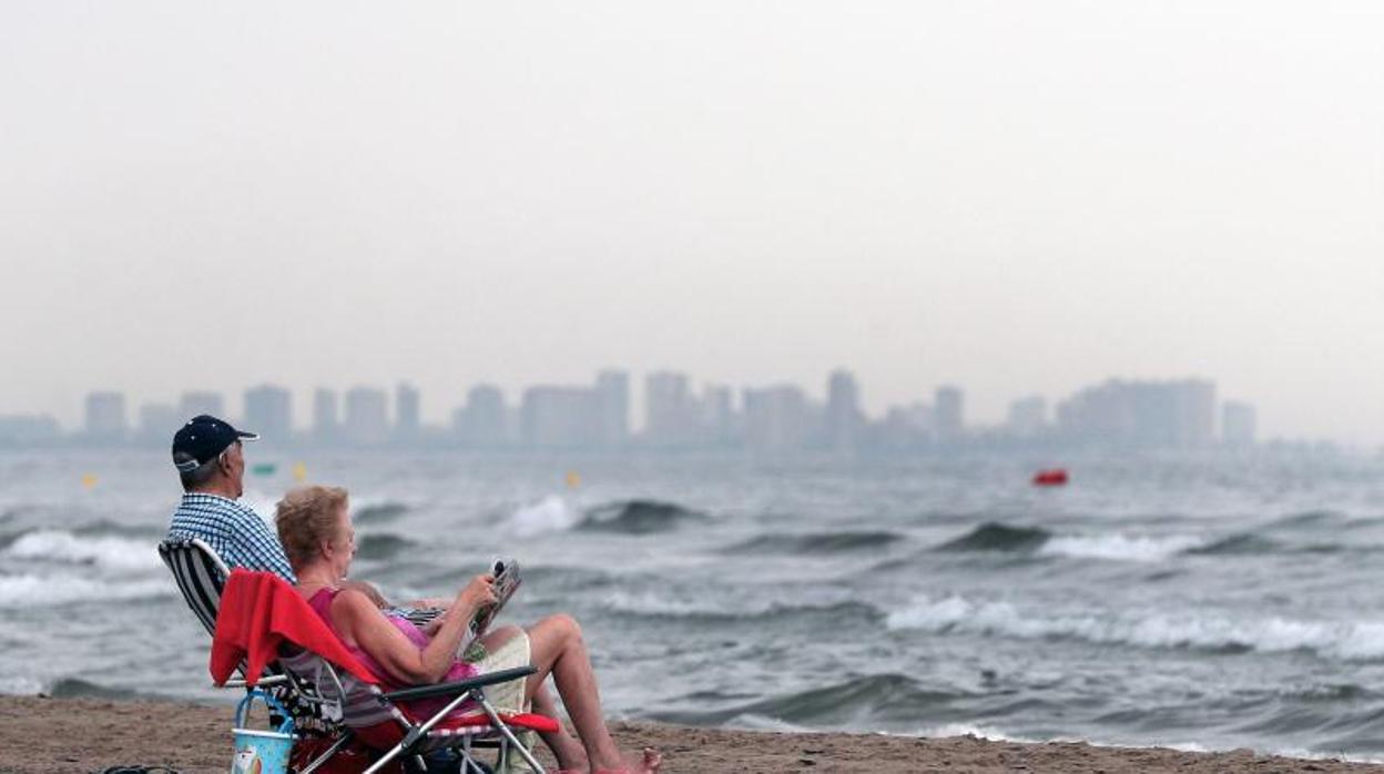 Una pareja a primera hora de la mañana en la playa de la Malvarrosa de Valencia