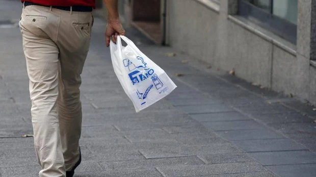 Una tienda fracasa tras usar mensajes humillantes en sus bolsas de plástico para promover el reciclaje
