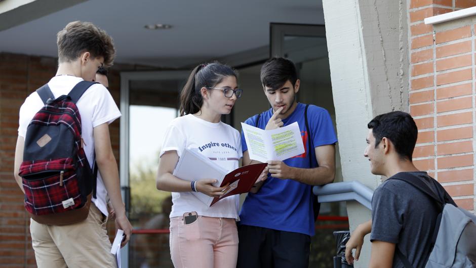 ¿Cuáles son los estudios universitarios con mejores y peores sueldos?