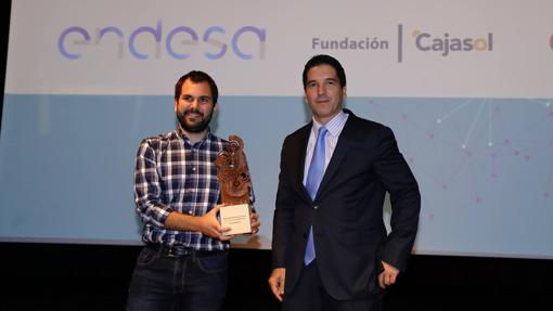 Adrián Bolaños, de Midoog, recoge el premio de las manos de Javier Arias, jefe de Desarrollo Digital de ABC de Sevilla