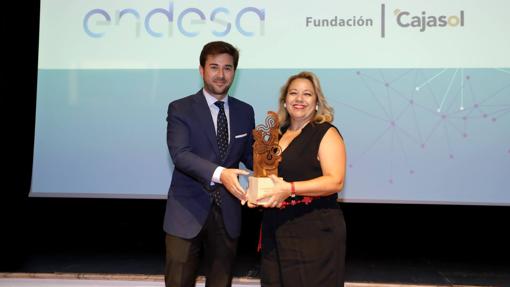 Alejandro Salazar, jefe de Innovación y Marketing Digital de ABC en Andalucía, entrega el premio a Mar Villalba, de Mi Ruta