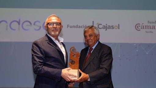 El director del IES Murillo, José Alberto Gómez, recoge el premio de manos de Francisco Herrero León, presidente de la Fundación Cámara de Sevilla