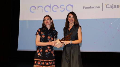 Pilar Lara, directora de la Fundación El Gancho infantil, recoge el premio de Rosa Santos, directora de la Fundación Cajasol