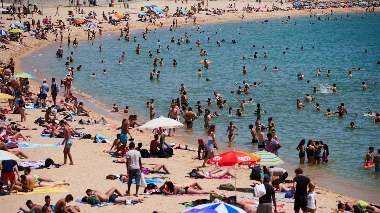 Nañitas se refrescan en la playa de la Nova Icaria de Barcelona