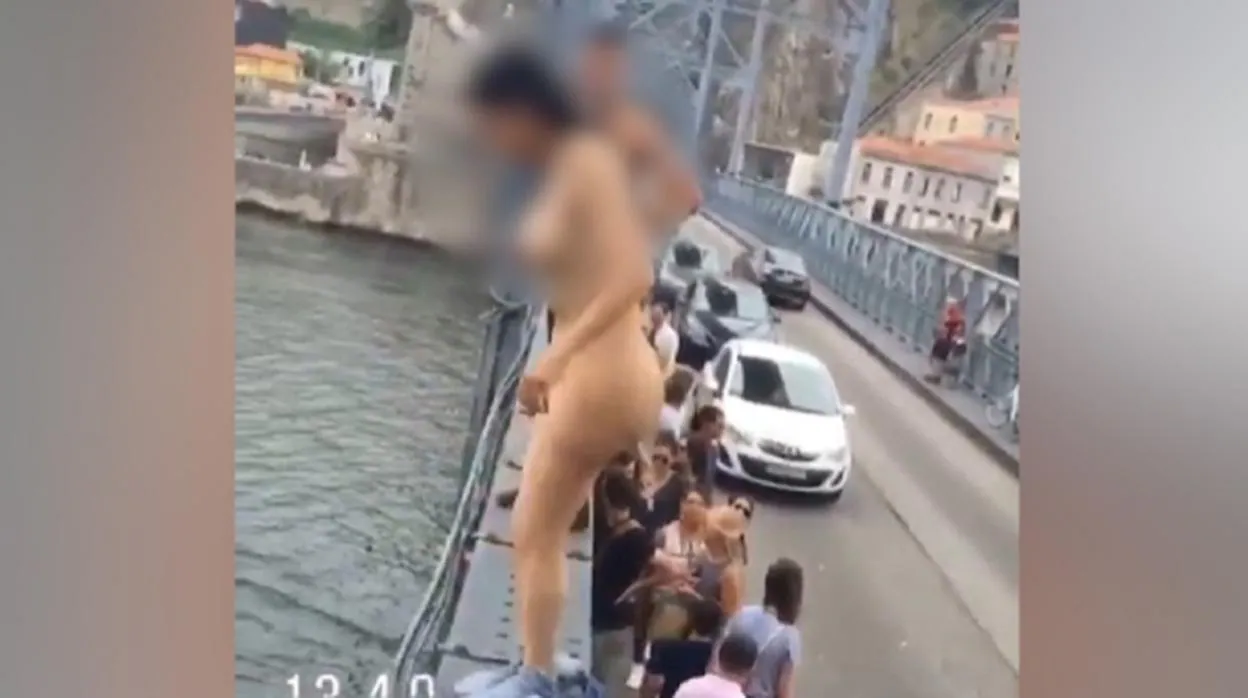 Una mujer desnuda causa furor al saltar del puente de Oporto