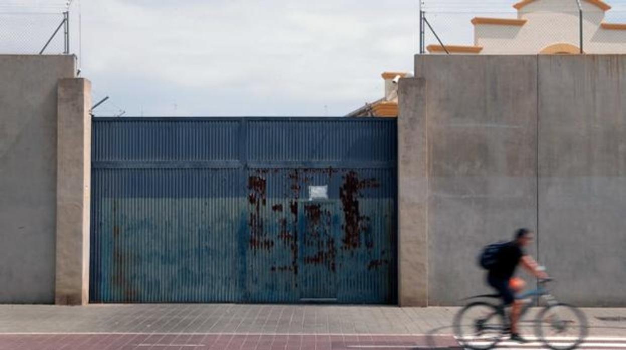 Imagen de la puerta de entrada al CIE de Valencia, en la que este lunes hallaron a un joven muerto en su celda