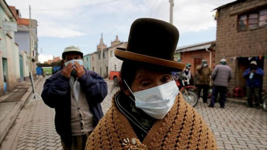 Los pobladores se cubren el rosto por las cenizas expulsadas por el volcán Ubinas, al sur de Perú