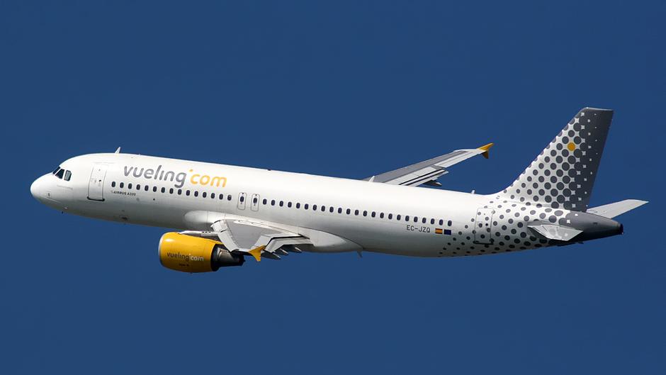 Vueling impide subir al avión a una pasajera por llevar un body