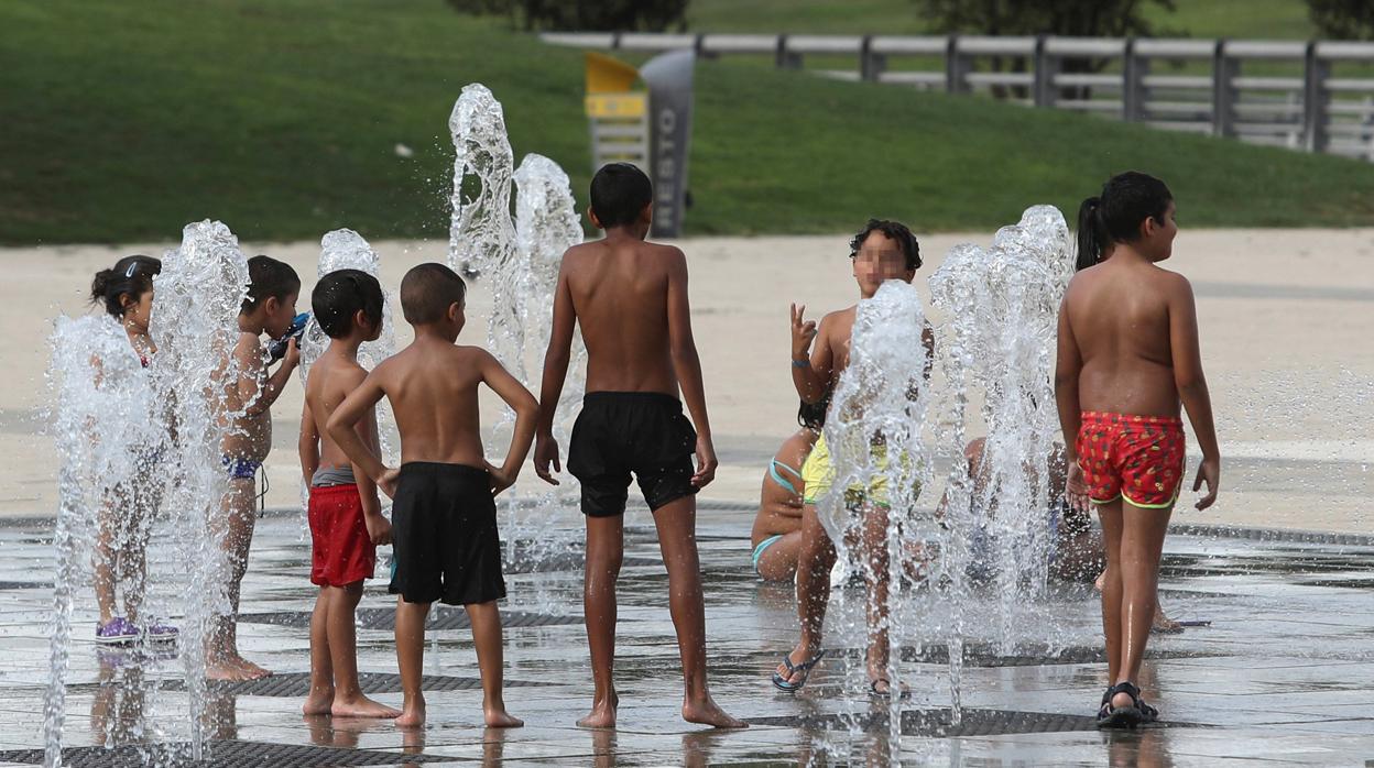 Varios niños, ayer, en un parque de Madrid