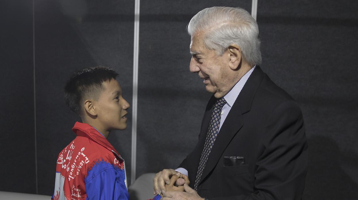 Colber Ríos junto a Vargas Llosa