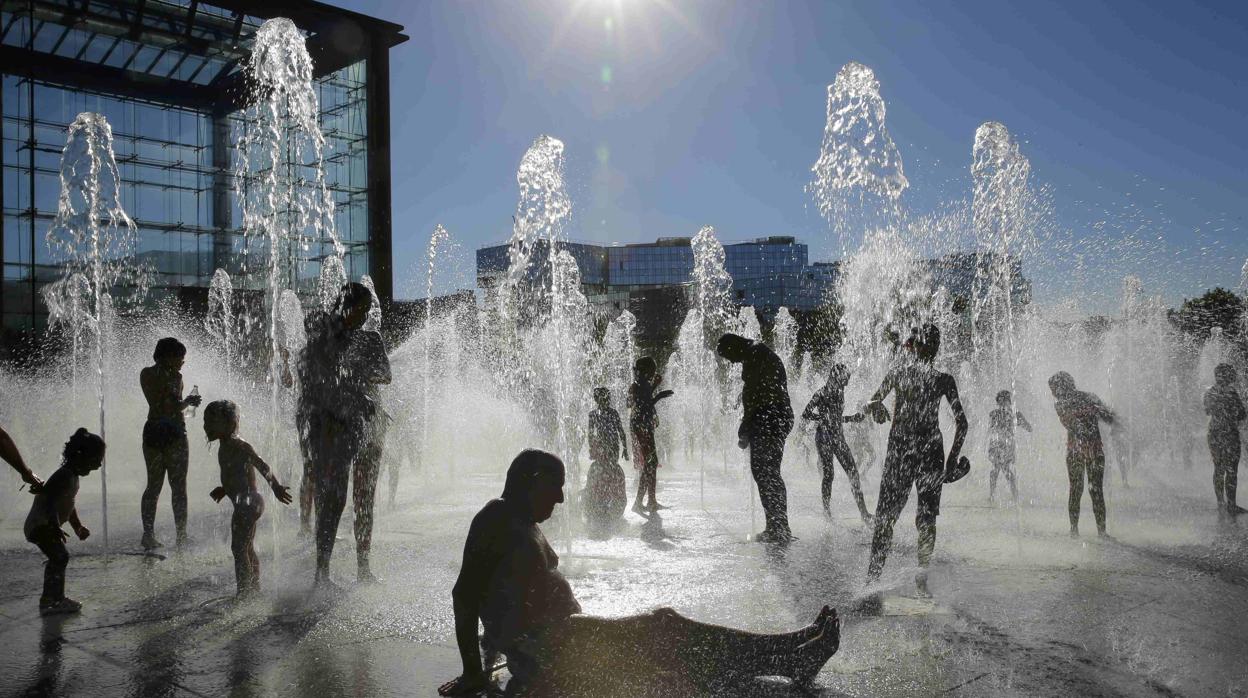 Imagen de archivo de gente refrescándose en Francia