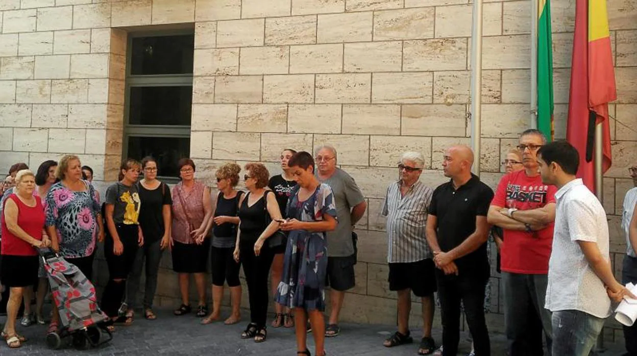 Dos días de luto y concentración de condena por el crimen machista de Beniel (Murcia)