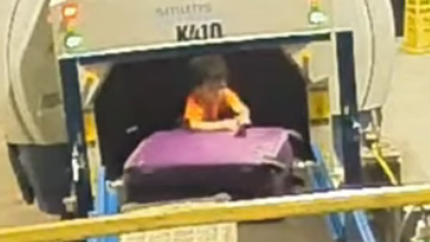 Una cinta transportadora de equipaje arrastra a un niño de dos años en el aeropuerto de Atlanta