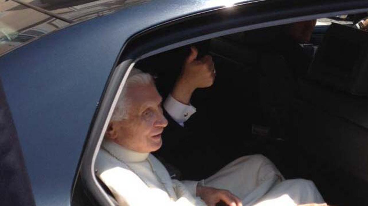 El Papa emérito a bordo de un Mercedes Station Wagon negro con las ventanillas tintadas