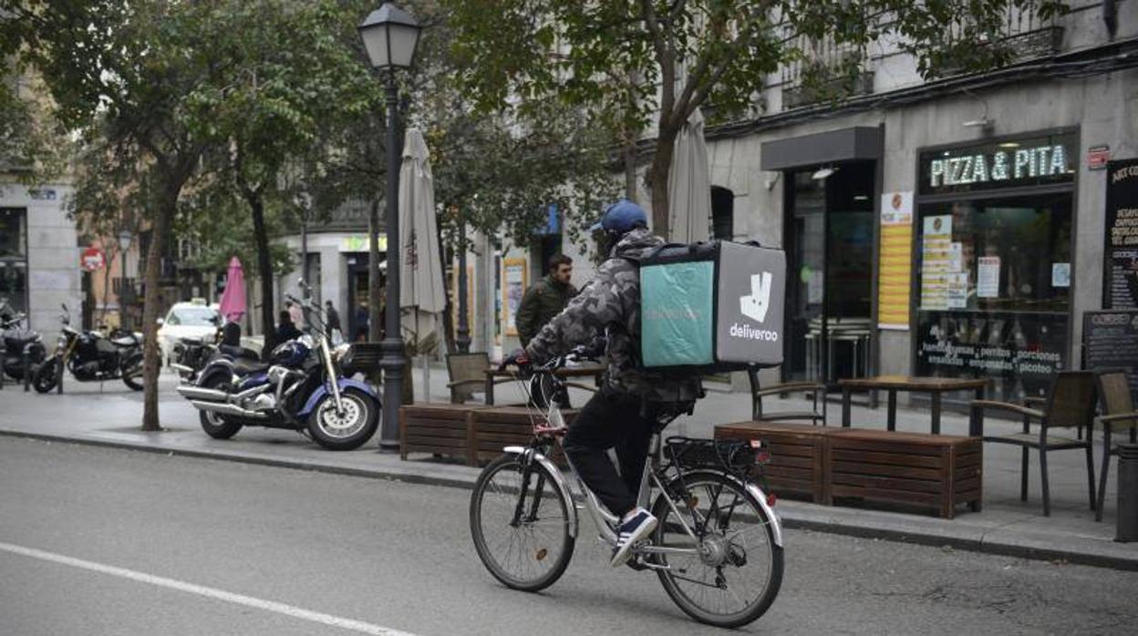 Repartidor de comida de la empresa Deliveroo en la zona de Malasaña.