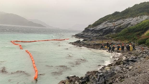 Logran contener un derrame de 40.000 litros de combustible en el mar de la Patagonia