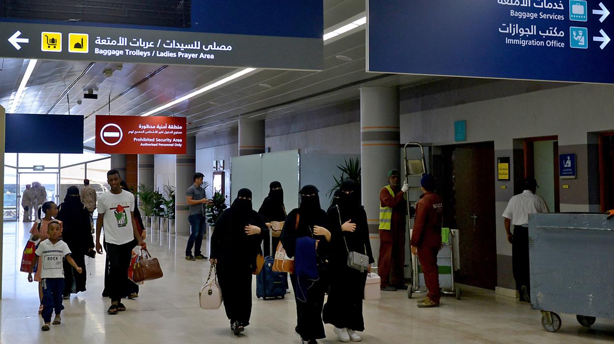 Varias mujeres en un aeropuerto en Arabia Saudí