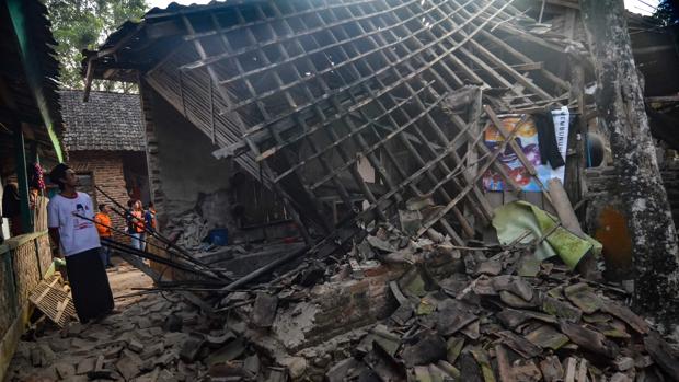 Al menos cuatro muertos y miles de desplazados por un terremoto en Indonesia