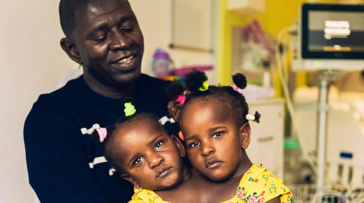 Ibrahima Ndiaye con sus hijas de tres años, Marieme y Ndeye