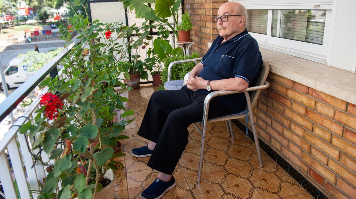 Gabriel Parra en la pequeña terraza de su casa