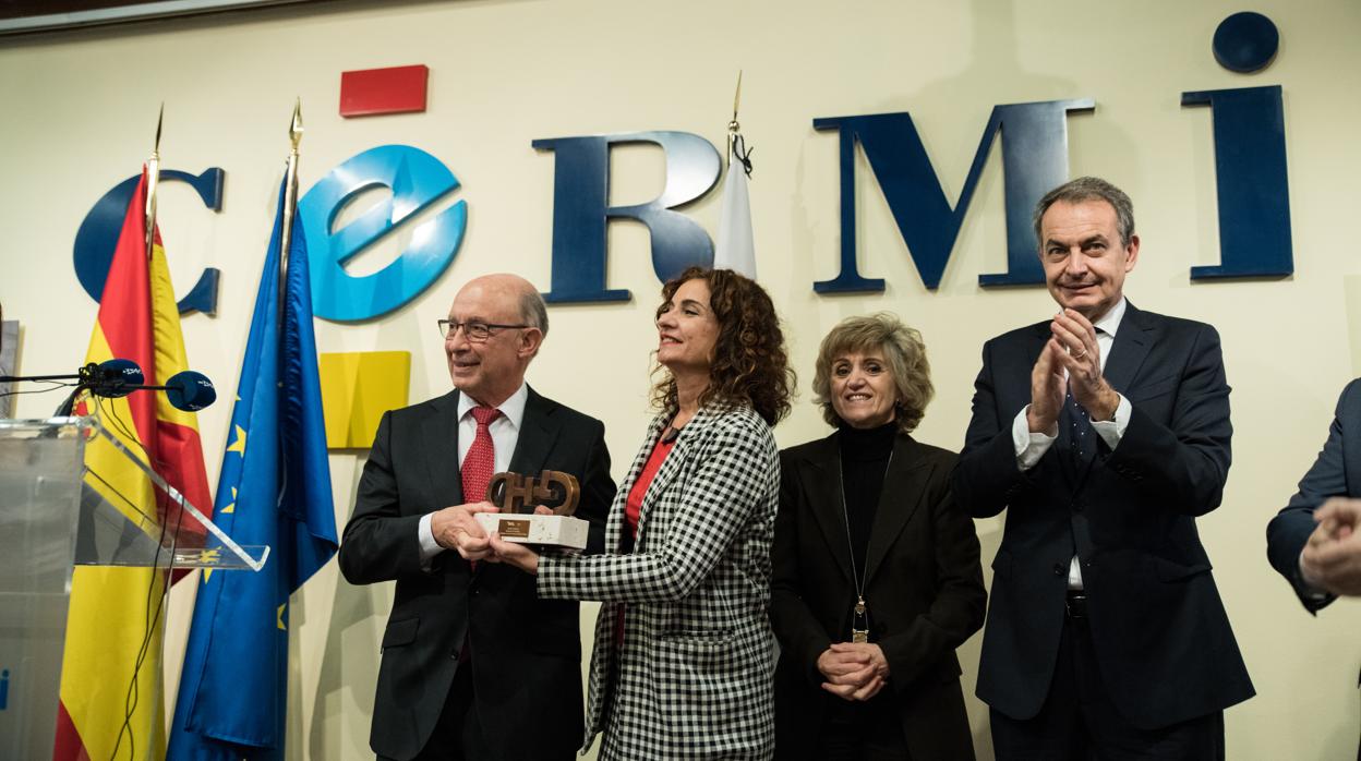 Jose Luis Rodriguez Zapatero en la entrega de los premios CERMI al ministerio de Hacienda, a los ministros Cristobal Montero y la ministra de Hacienda en funciones, Maria Jesus Montero