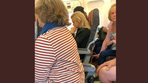 Críticas a Easyjet por pedir a un hombre que borrara una foto de una pasajera sin respaldo en su asiento