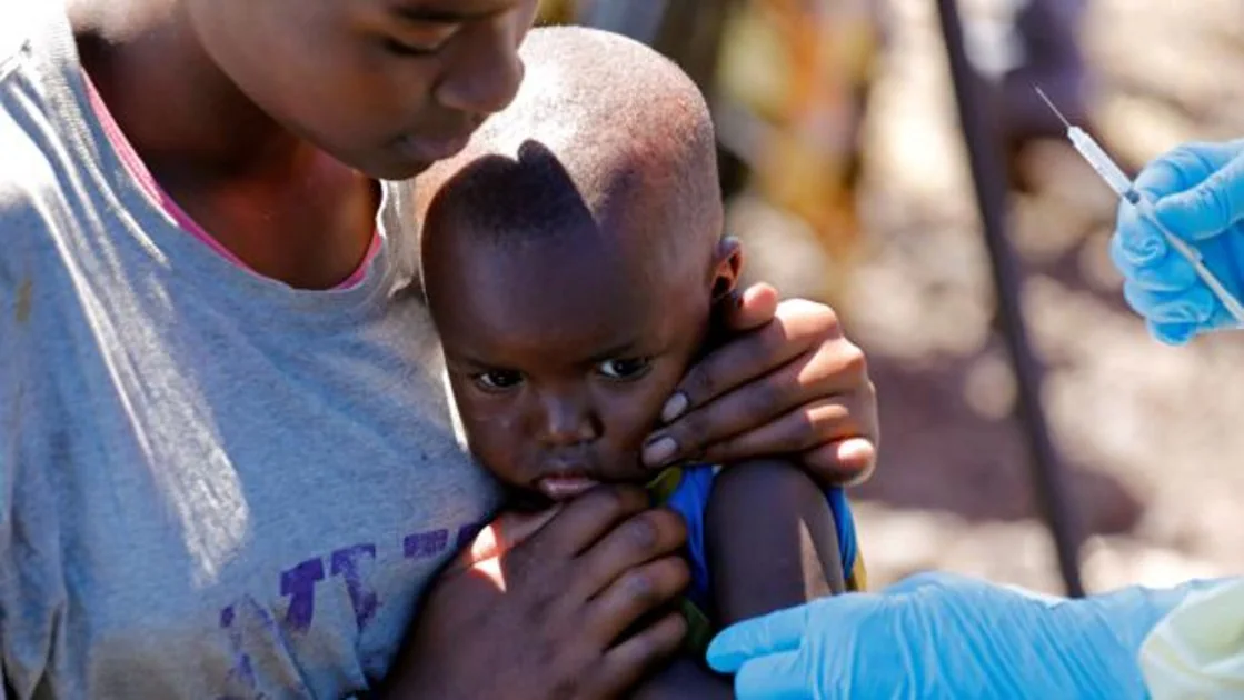 Una trabajadora sanitaria le pone la vacuna a un niño en Goma, República Democrática del Congo