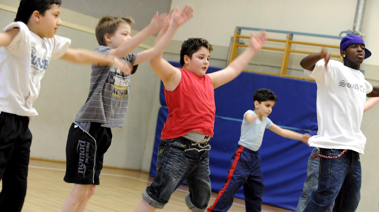 Un grupo de niños baila hip-hop