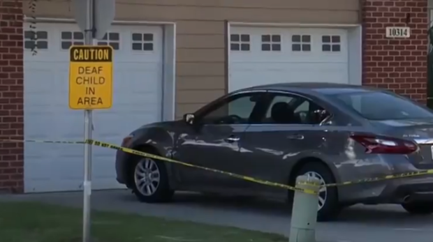 Muere una niña olvidada en el interior de un coche mientras su madre se echaba la siesta