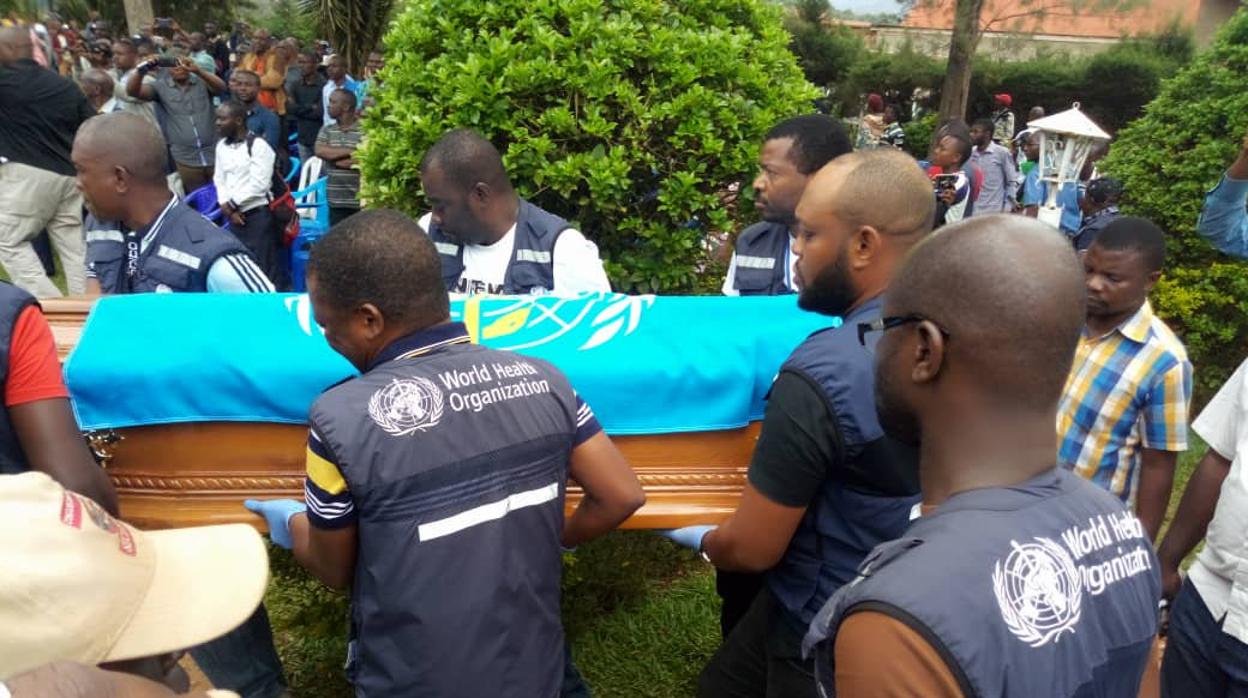 Entierro del epidemiologo Richard Valery Mouzoko Kiboung asesinado en abril en RDC