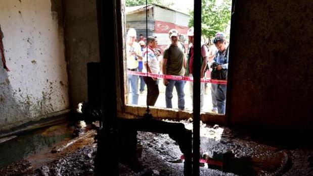 Evacúan una comunidad mexicana tras encontrar petróleo en una casa