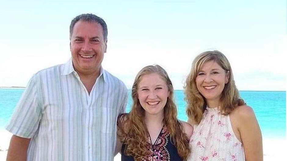 Un padre descubre que su hija fue fecundada con esperma de un desconocido