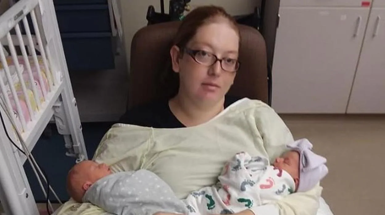 Imagen de la mujer con dos de sus recién nacidos