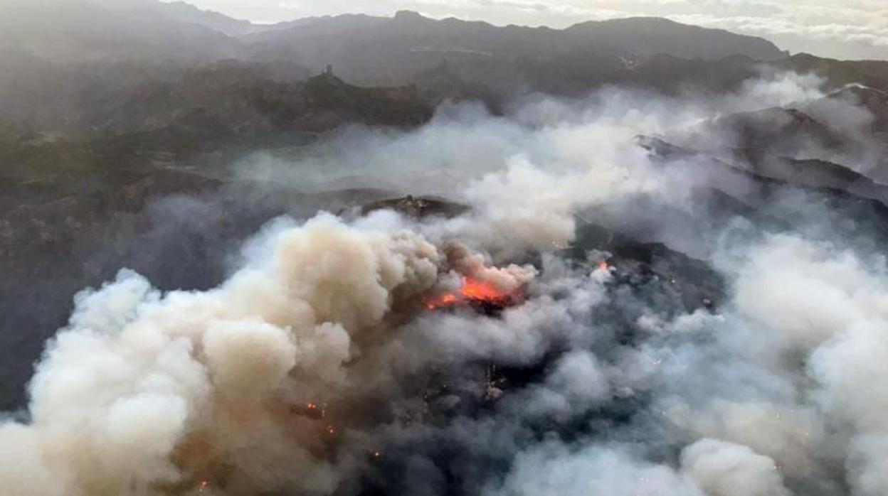 Imagen del incendio de la cumbre de Gran Canaria tomada por un helicóptero de la Guardia Civil