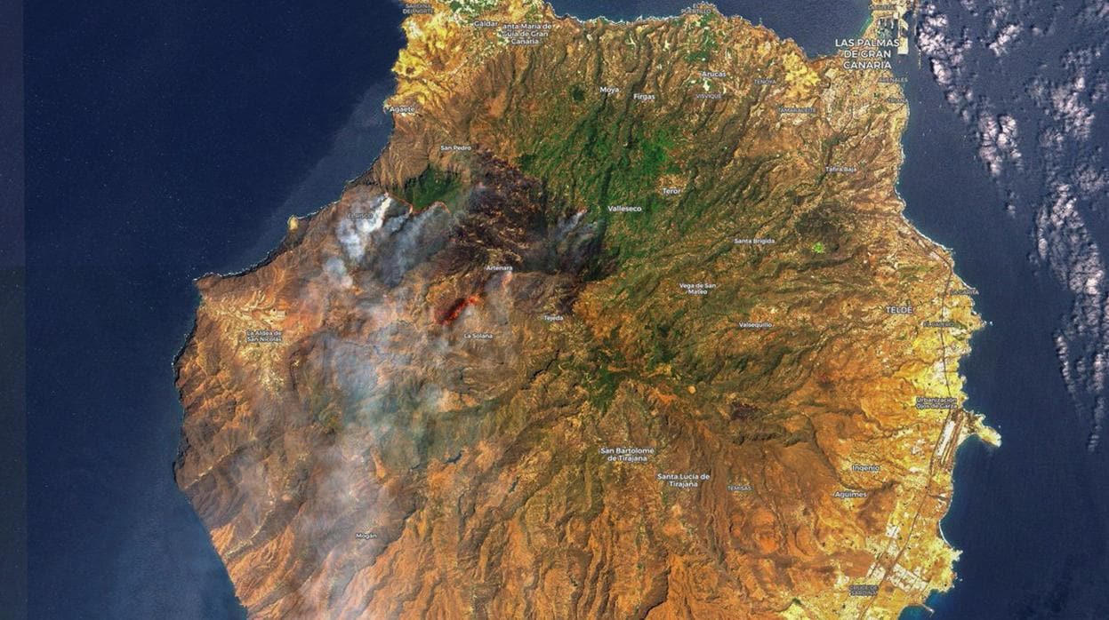 Imagen de la isla de Gran Canaria donde se puede observar las dimensiones del incendio forestal