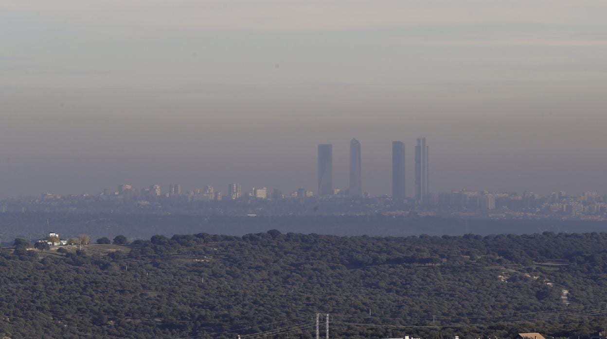 Una capa de contaminación cubre la ciudad de Madrid