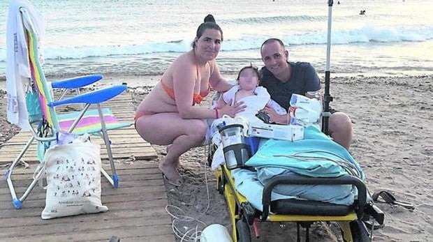 Bañarse en la playa, el último deseo de un niño murciano de 11 meses