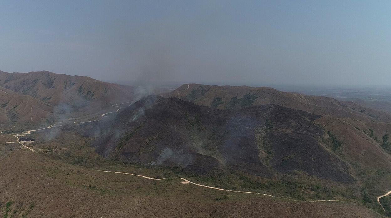 Vista del incendio en la Chapada dos Guimarães este viernes en el estado de Mato Grosso (Brasil).