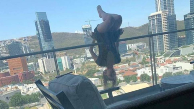 Una joven cae de un quinto piso mientras practicaba «yoga libre» en el balcón