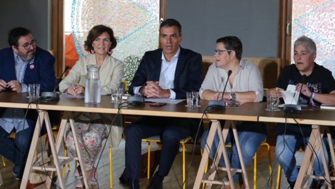 El presidente en funciones, Pedro Sánchez, y la vicepresidenta, Carmen calvo, en la reunión con colectivos LGTBI