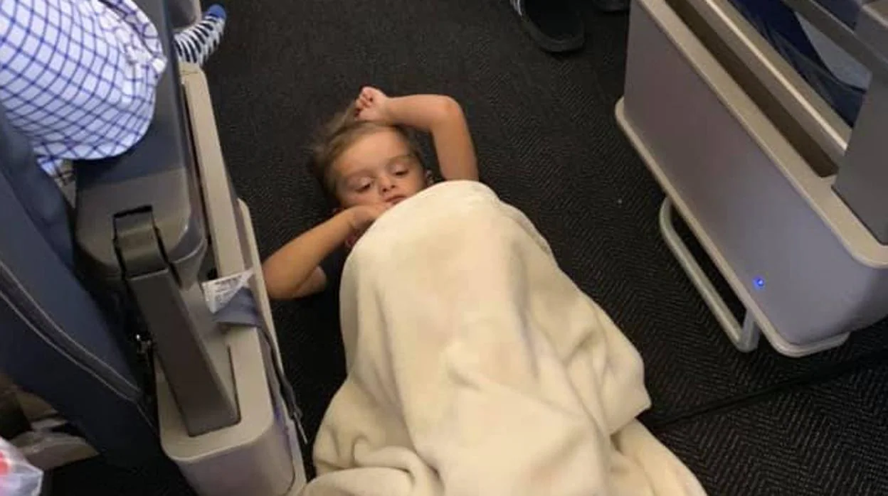 Braysen el niño autista de cuatro años en el pasillo del avión de United Airlines