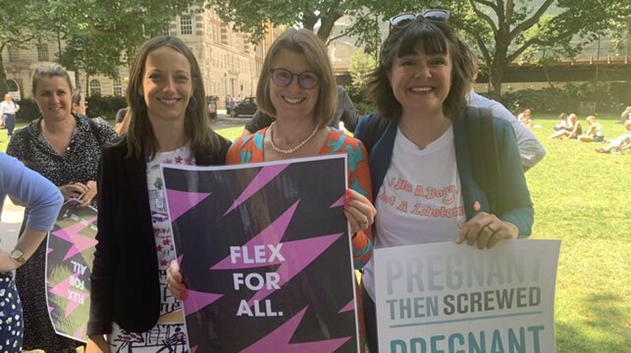 La diputada conservadora Rachel Maclean (centro) durante una campaña por los derechos laborales de las mujeres embarazadas