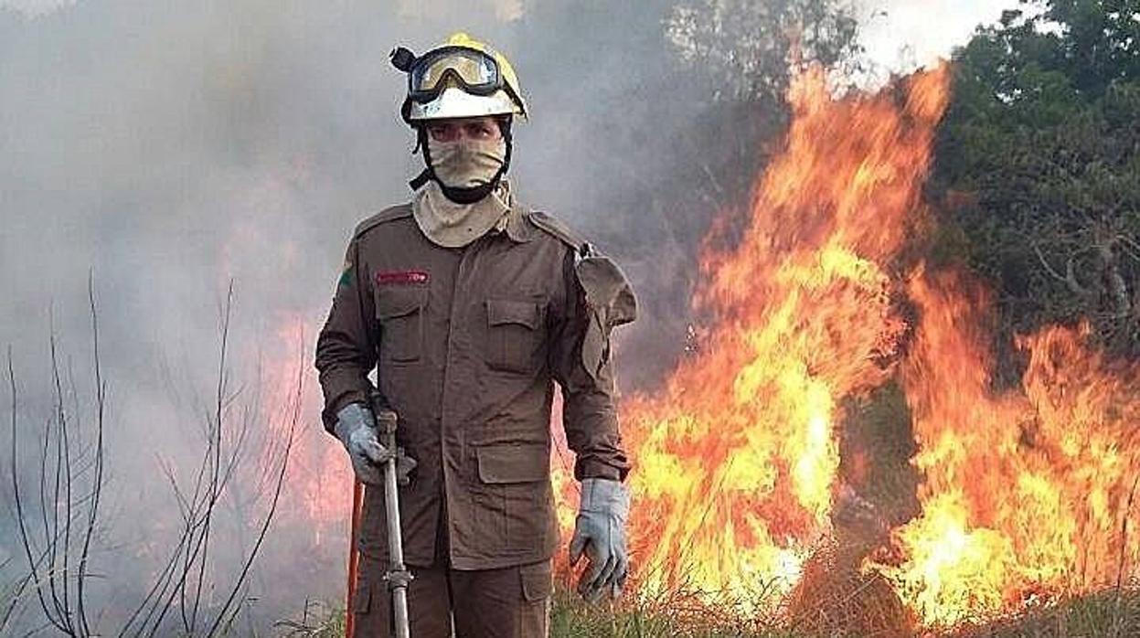 Bombero mientras combaten un incendio en la selva amazónica