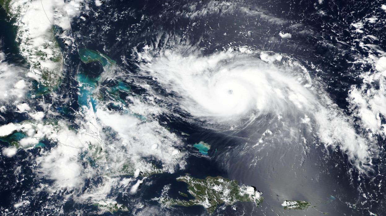 Imagen satélite de la NASA que muestra cómo el huracán Dorian se aproxima a las Bahamas