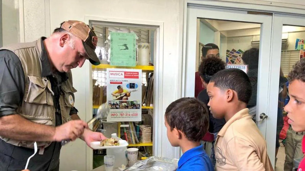 José Andrés repartiendo comida a unos niños en Puerto Rico durante el huracán María