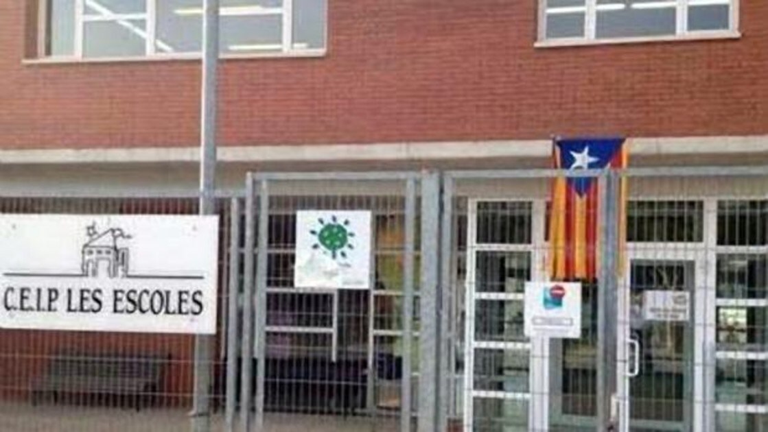 Una estelada en la fachada de un centro escolar en Cataluña