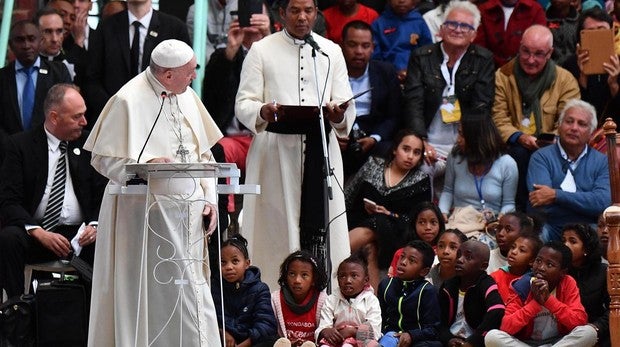 Francisco visita a los pobres que convirtieron un basurero en un barrio modelo de Madagascar