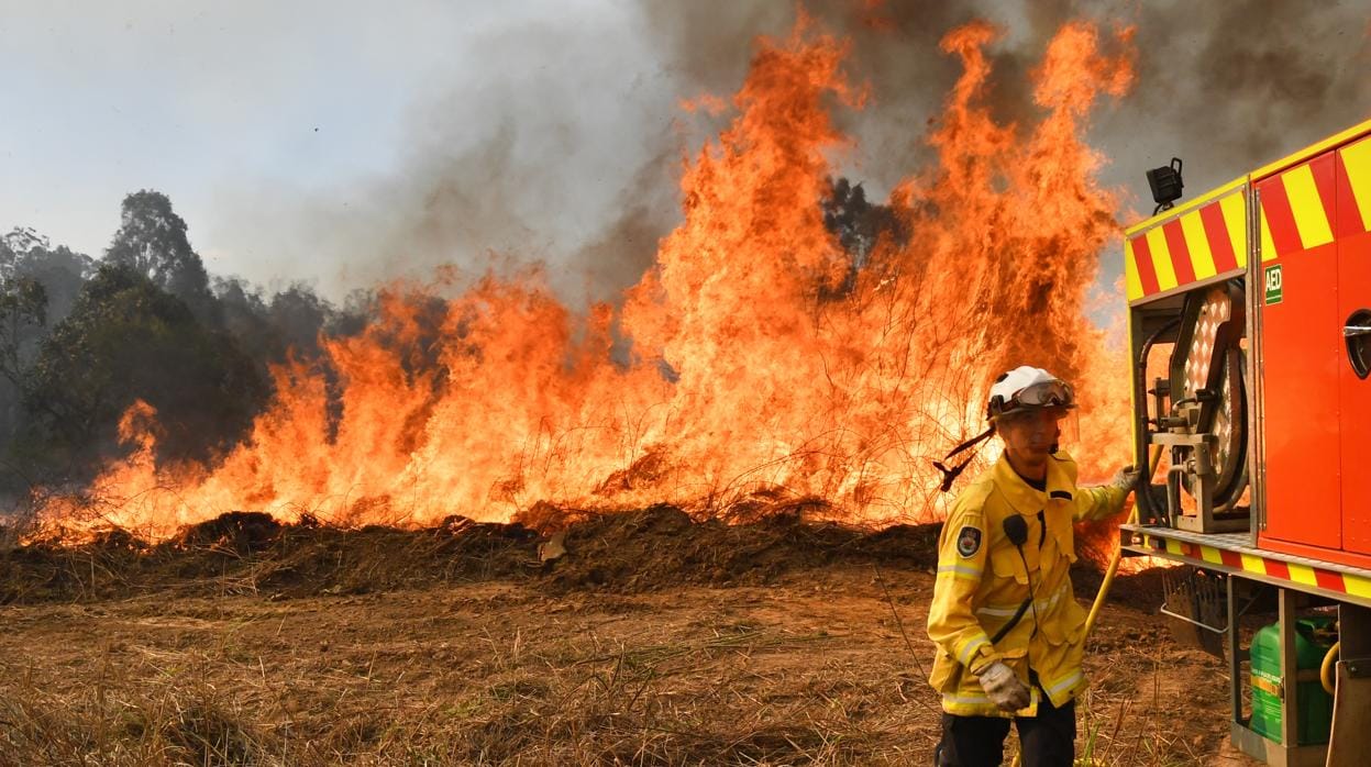 Un bombero controla el fuego en Australia